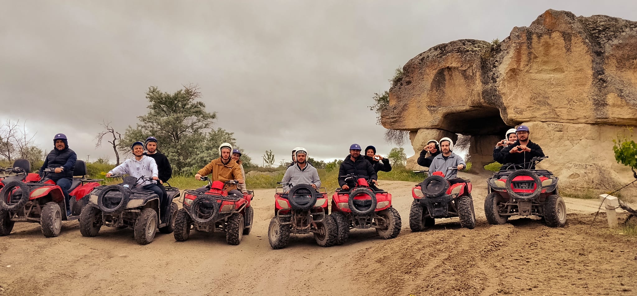 Kapadokya kayalıkları önünde ATV safari grubu